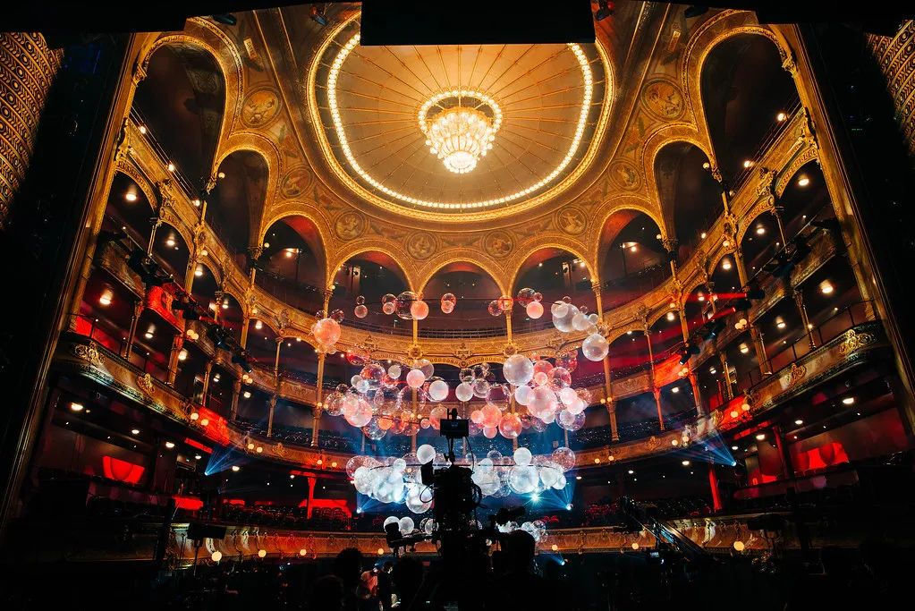 法国巴黎夏特莱大剧院的这个艺术活动装置策划美翻了！ 美陈网站 美陈前沿 