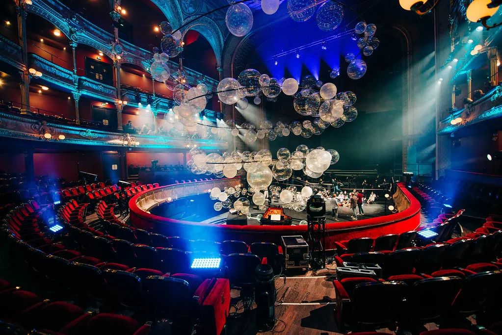 法国巴黎夏特莱大剧院的这个艺术活动装置策划美翻了！ 美陈网站 美陈前沿 