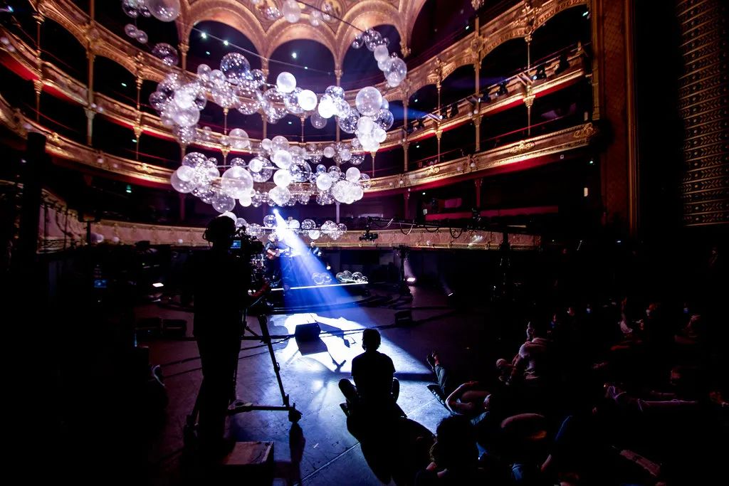 法国巴黎夏特莱大剧院的这个艺术活动装置策划美翻了！ 美陈网站 美陈前沿 