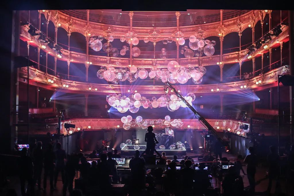 法国巴黎夏特莱大剧院的这个艺术活动装置策划美翻了！ 美陈网站 美陈前沿 