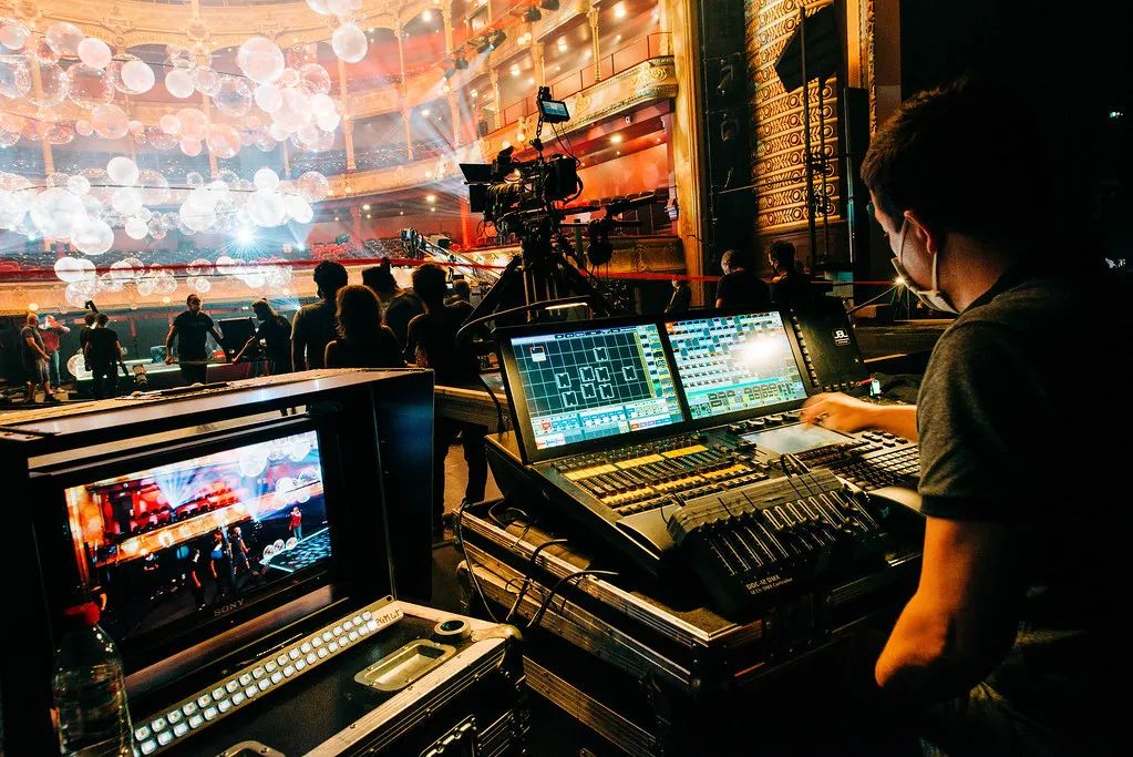 法国巴黎夏特莱大剧院的这个艺术活动装置策划美翻了！ 美陈网站 美陈前沿 