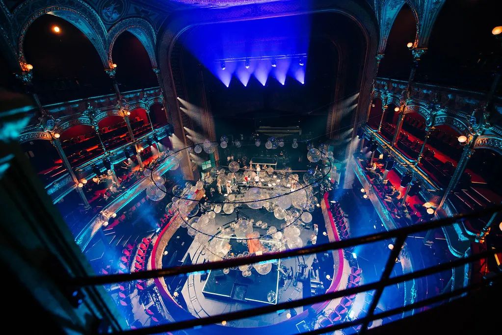 法国巴黎夏特莱大剧院的这个艺术活动装置策划美翻了！ 美陈网站 美陈前沿 