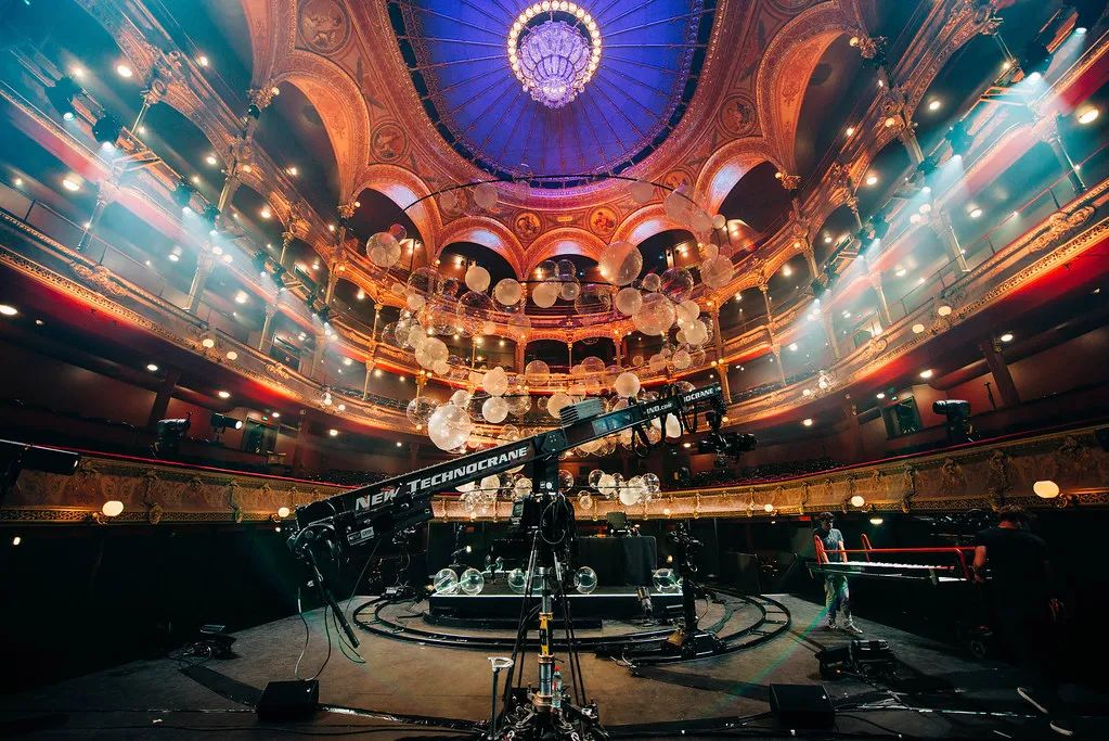 法国巴黎夏特莱大剧院的这个艺术活动装置策划美翻了！ 美陈网站 美陈前沿 