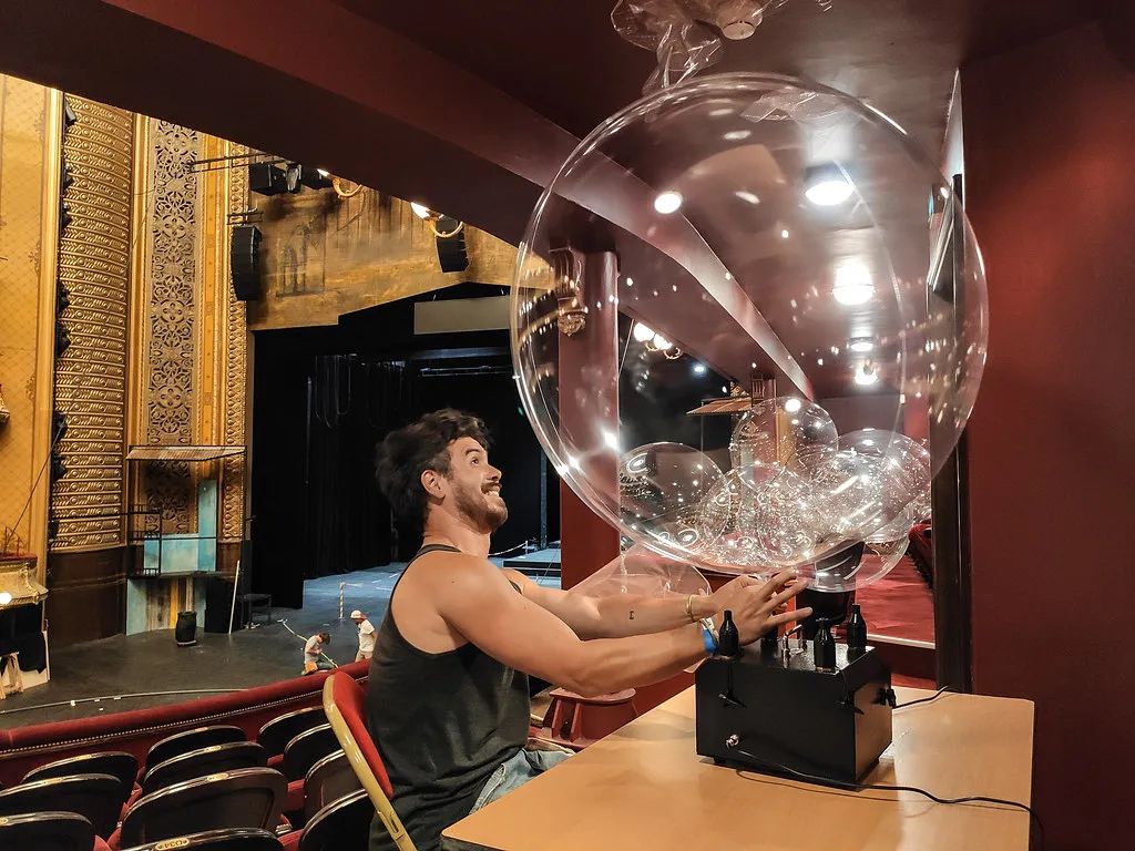 法国巴黎夏特莱大剧院的这个艺术活动装置策划美翻了！ 美陈网站 美陈前沿 