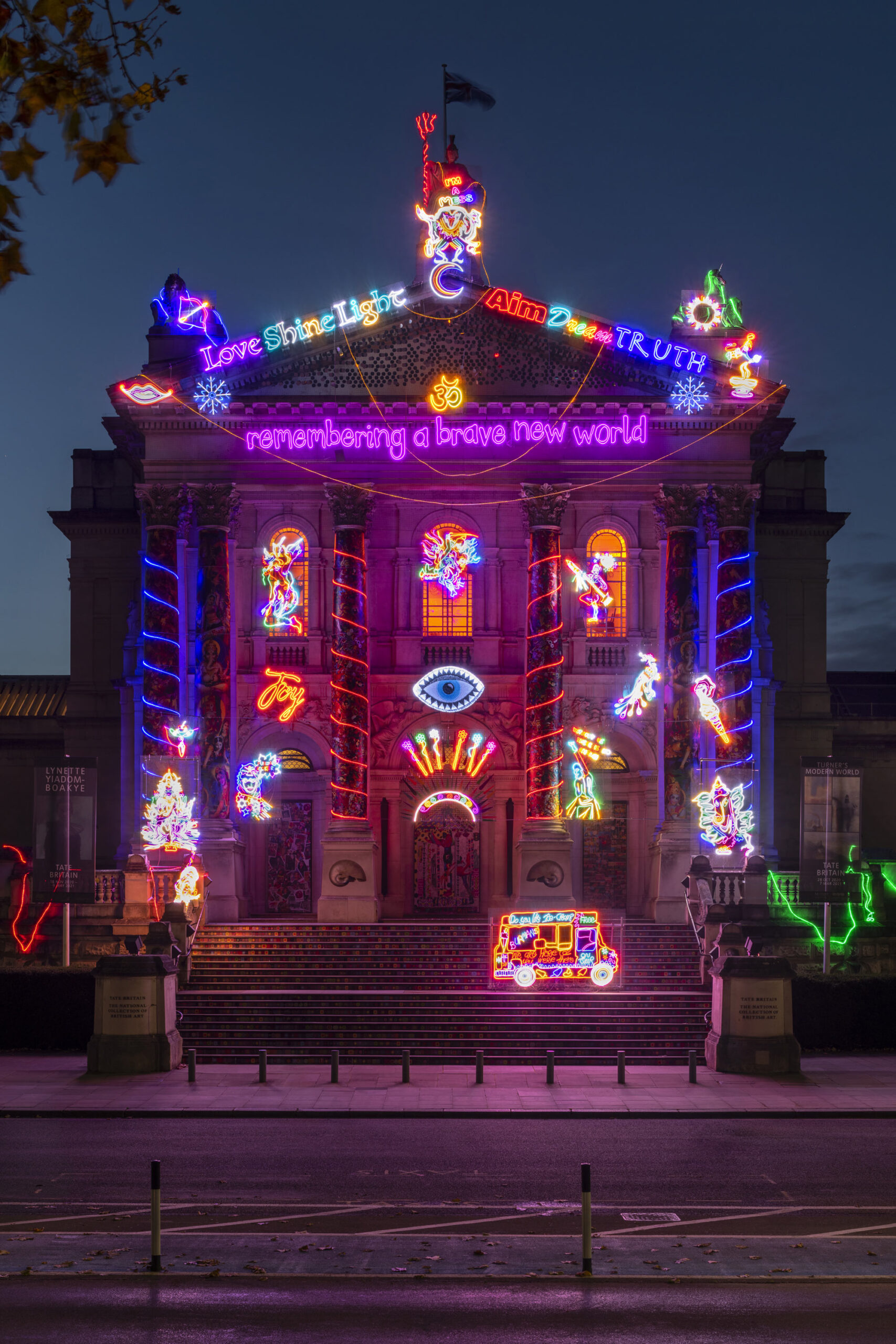 Cloaked in Light, Tate Britain Celebrates Diwali Through an Eclectic Technicolor Installation | 国外美陈 美陈网站 美陈前沿 