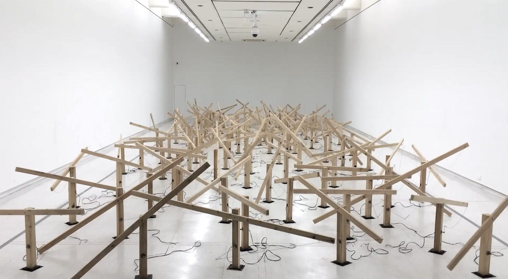 Sound Artist Zimoun Channels Frenetic Movement in Expansive Kinetic Sculptures and Installations | 国外美陈 美陈网站 美陈前沿 