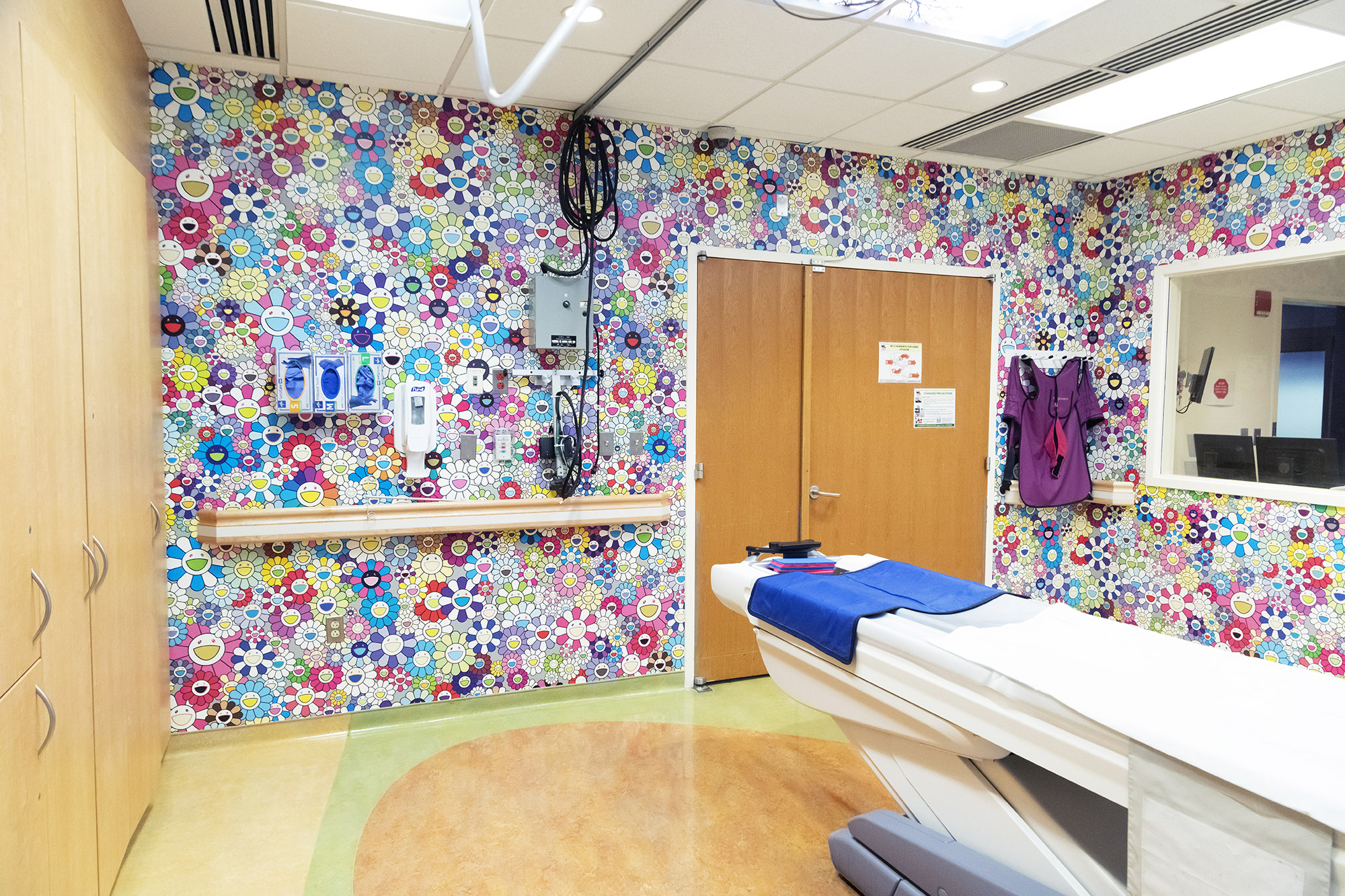 Takashi Murakami’s Iconic Flowers Engulf a CT Suite at a Washington D.C. Children’s Hospital | 国外美陈 美陈网站 美陈前沿 