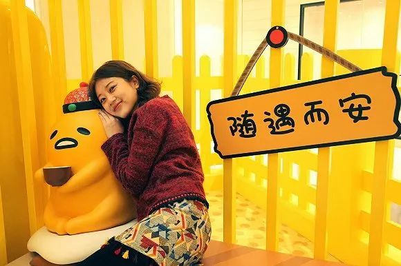 在压力太大想逃避的年底，北京朝阳大悦城这只黄色的“懒蛋”或许能给你治愈 - 美陈网站 美陈推荐 美陈网站 美陈前沿 