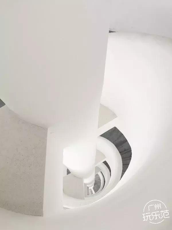 广州新拍摄地标，白色旋转楼梯免费拍！还有热气球、镜屋……