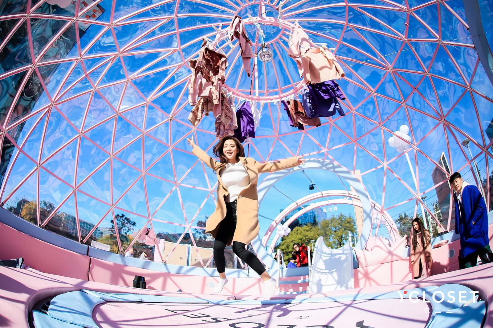 衣二三真敢玩！承包三里屯，云端蹦床，全北京的网红都来抢衣服