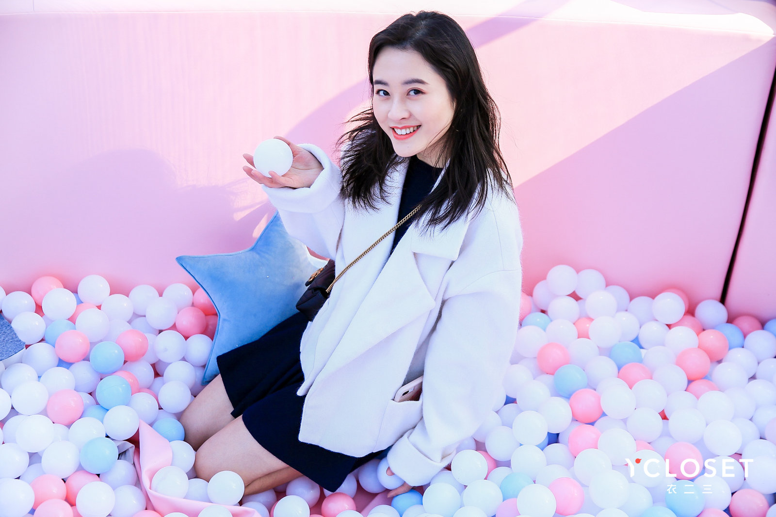 衣二三真敢玩！承包三里屯，云端蹦床，全北京的网红都来抢衣服