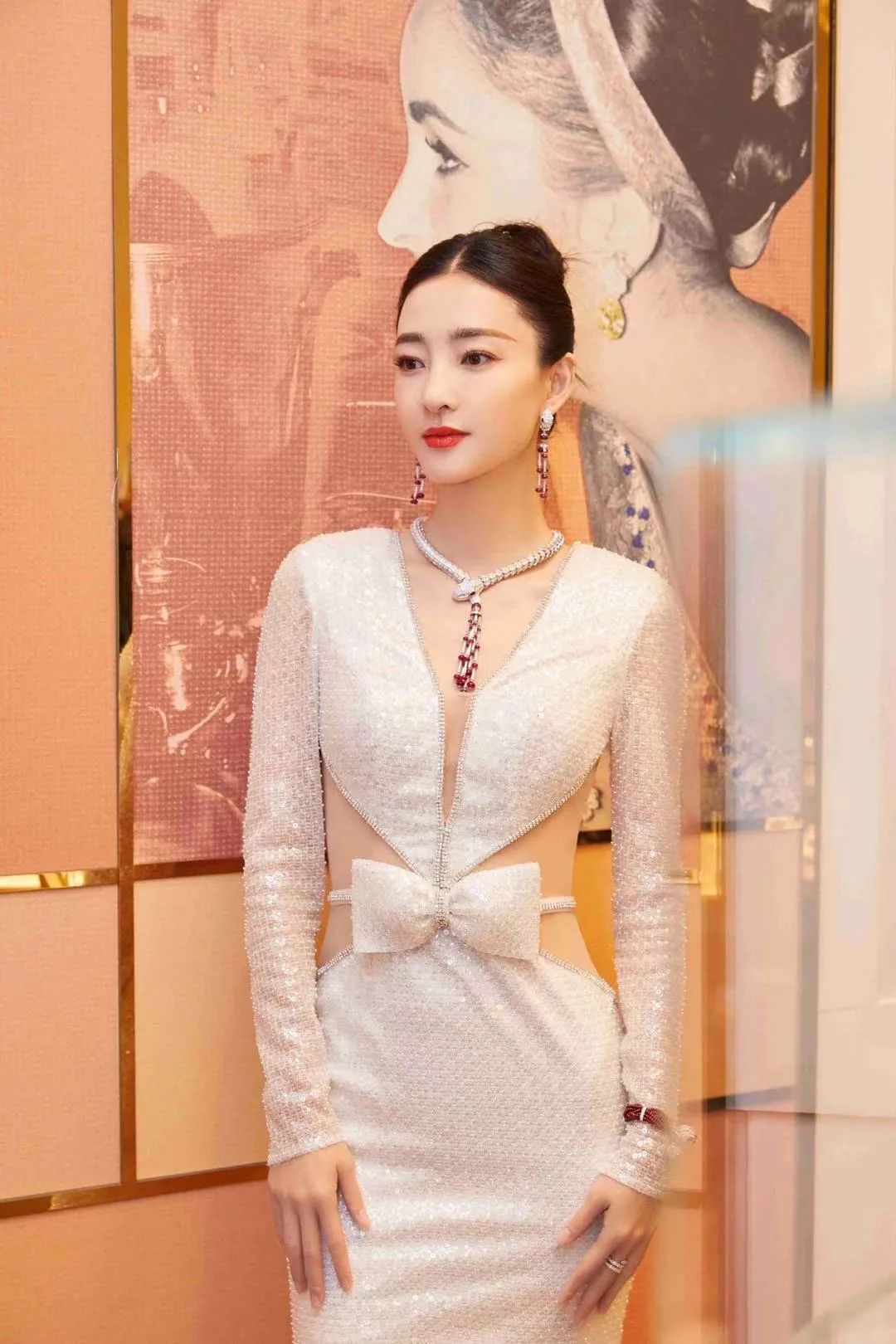 “宝格丽”蛇形灯光艺术装置