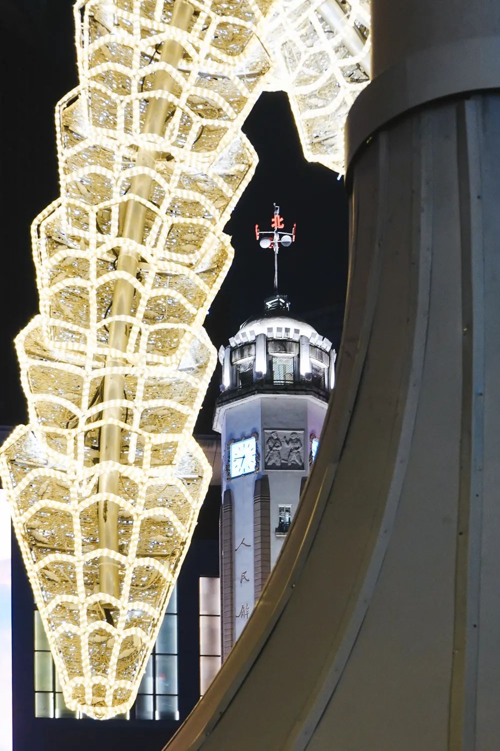 “宝格丽”蛇形灯光艺术装置