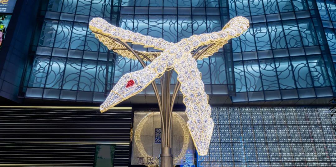 “宝格丽”蛇形灯光艺术装置