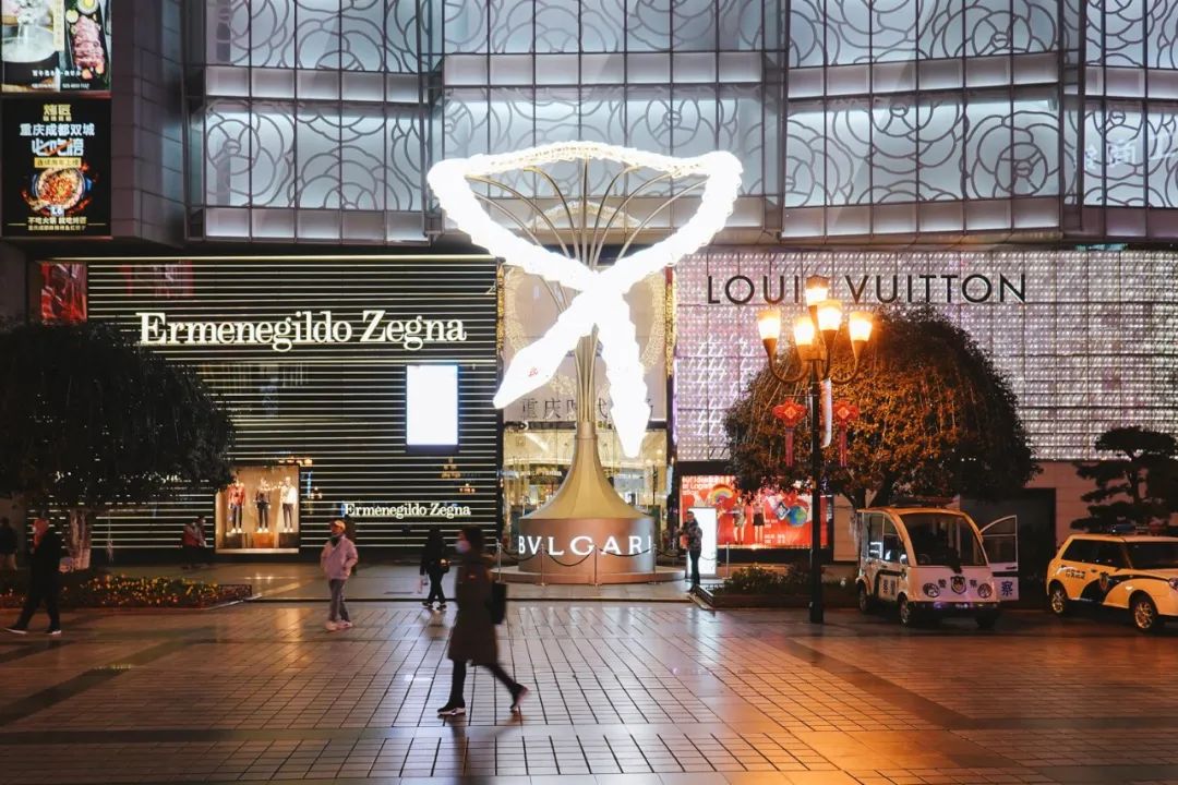 “宝格丽”蛇形灯光艺术装置