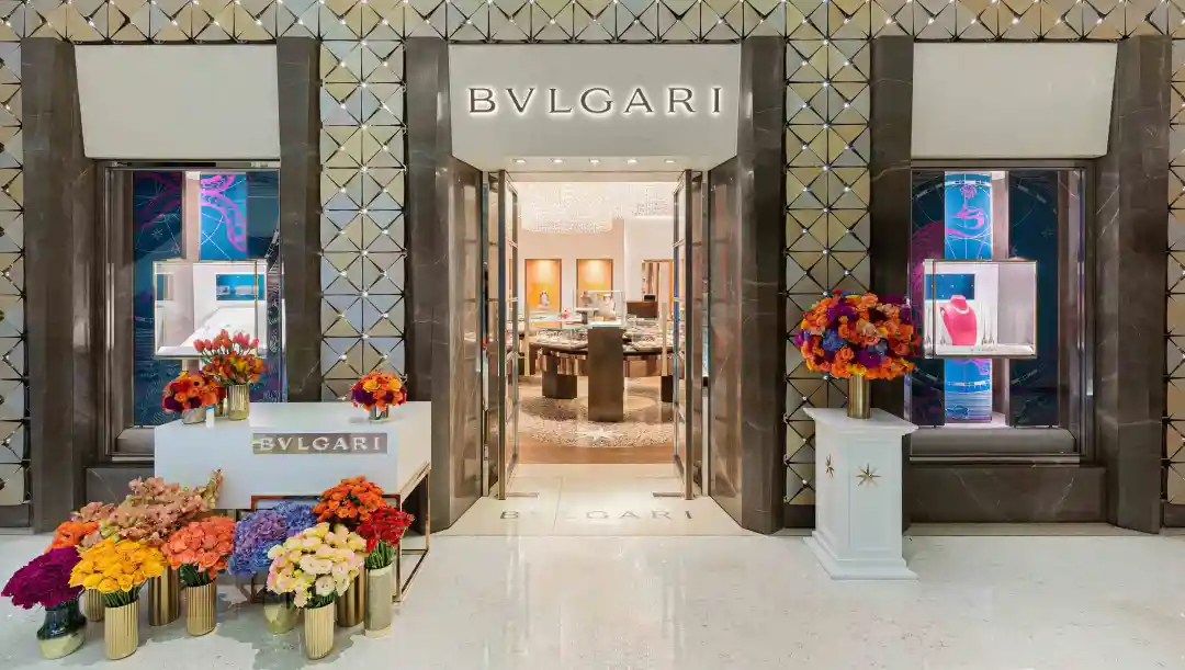 “宝格丽”蛇形灯光艺术装置