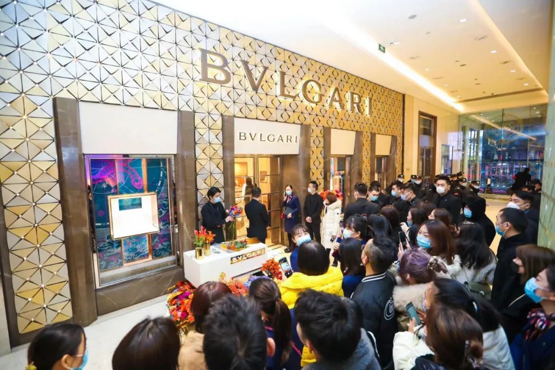 “宝格丽”蛇形灯光艺术装置