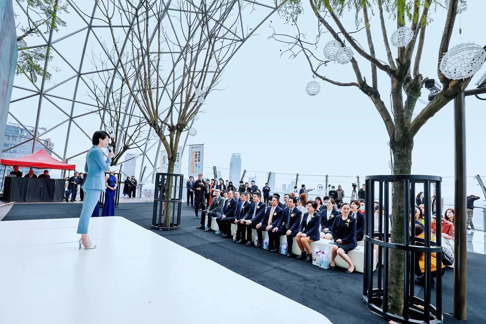 重庆无人机表演、科技飞行球