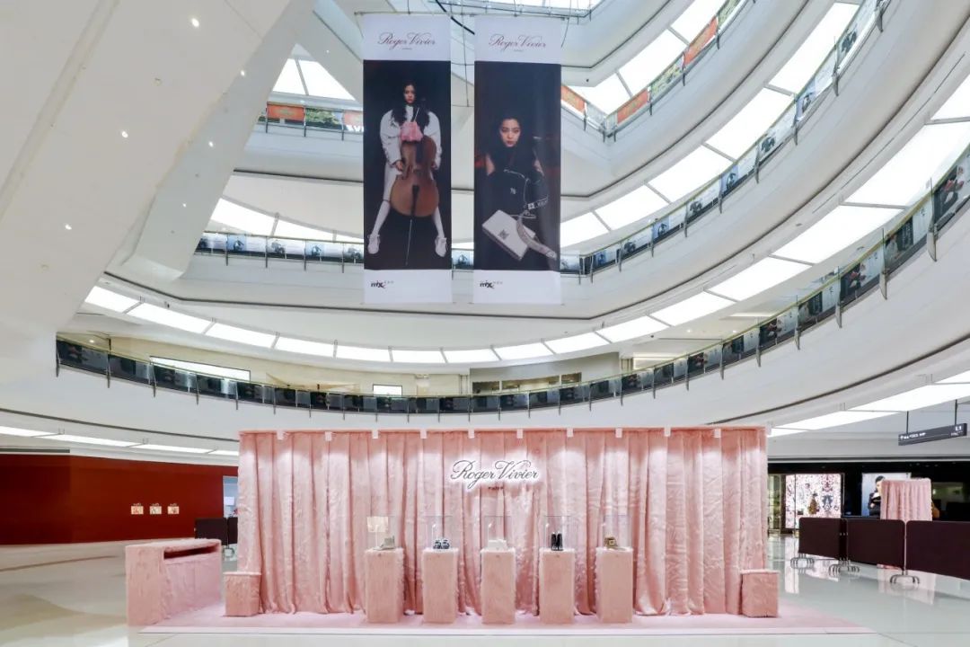 罗杰·维维亚「Pink Fluffy」限时概念展