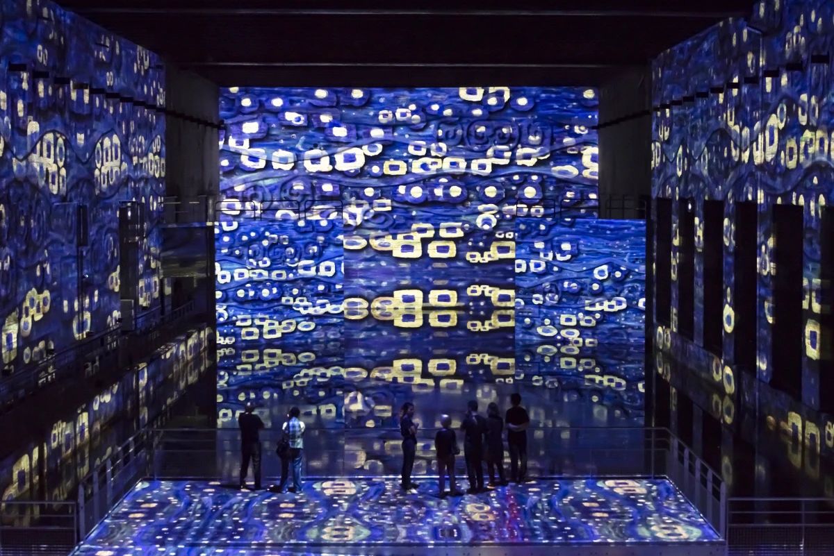 一个潜艇基地打造的巨大数字艺术中心