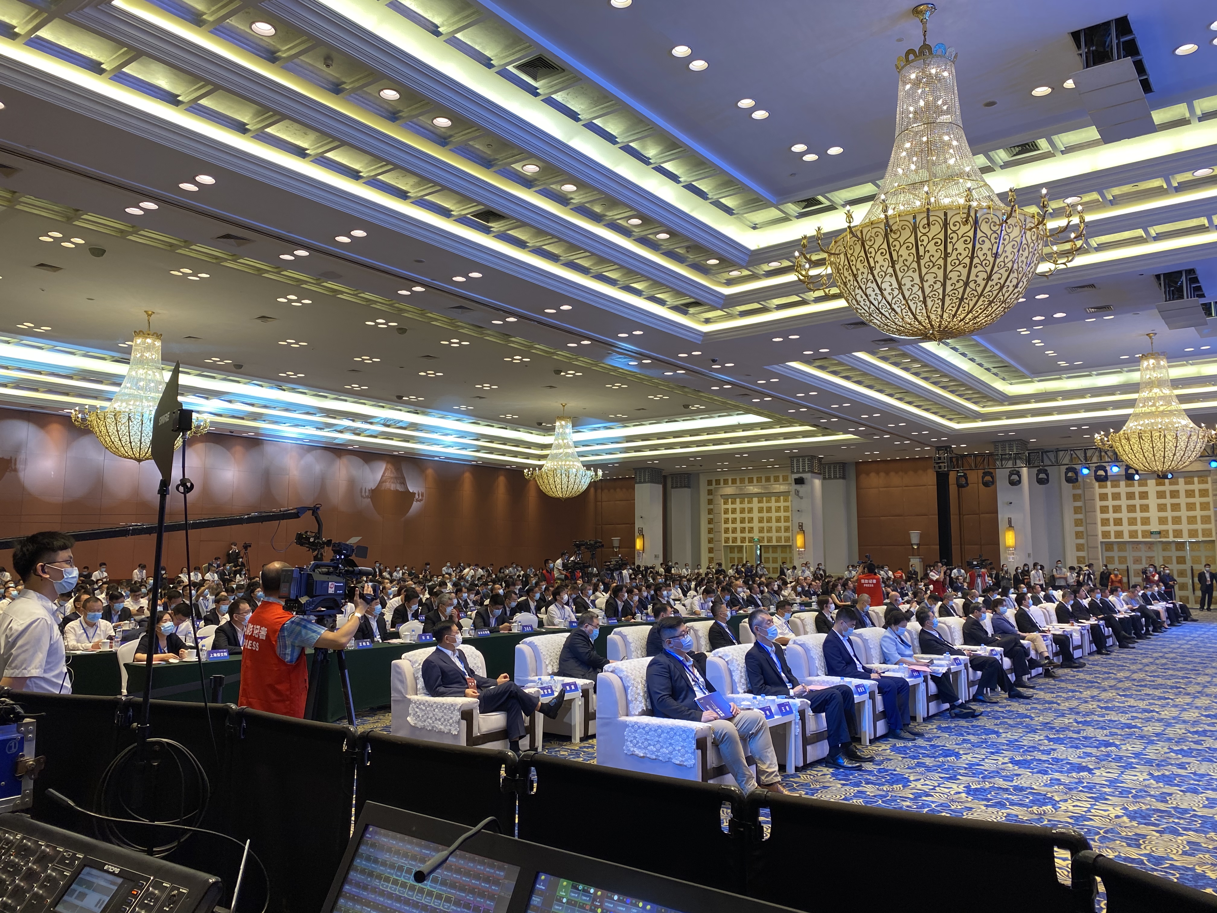 中国广州国际投资年会暨重大项目集中签约动工活动,平板多人签约