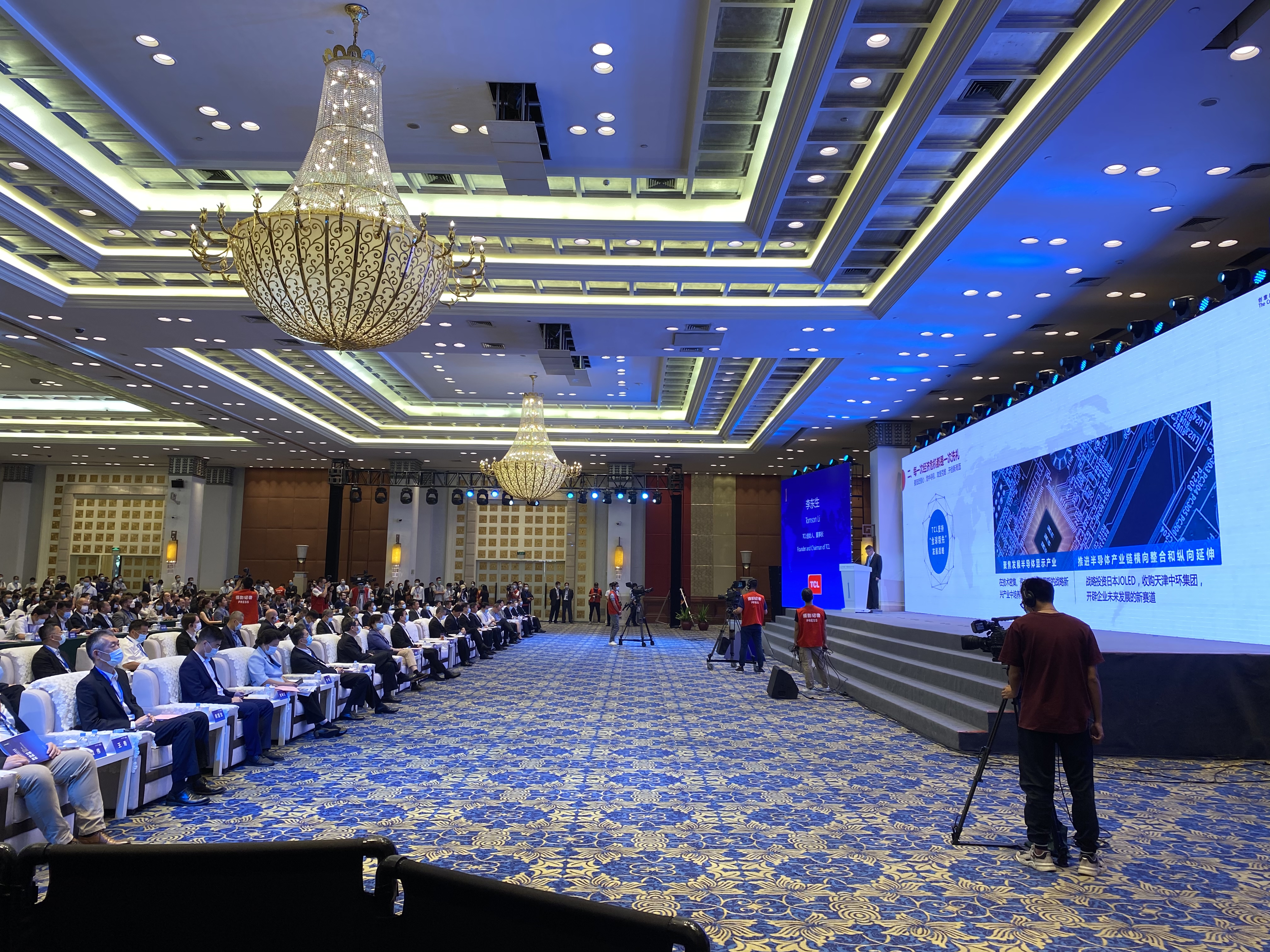 中国广州国际投资年会暨重大项目集中签约动工活动,平板多人签约
