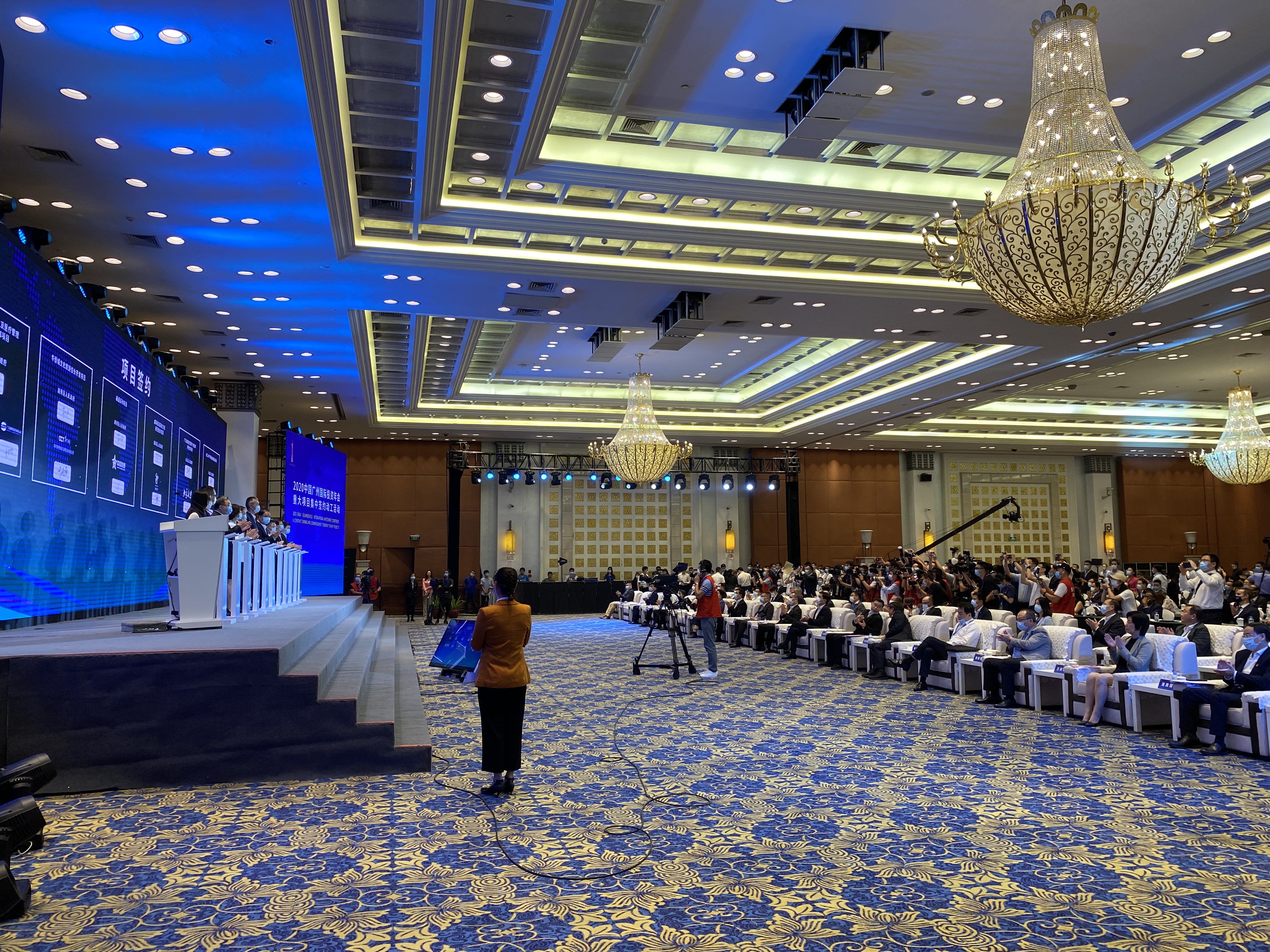 中国广州国际投资年会暨重大项目集中签约动工活动,平板多人签约