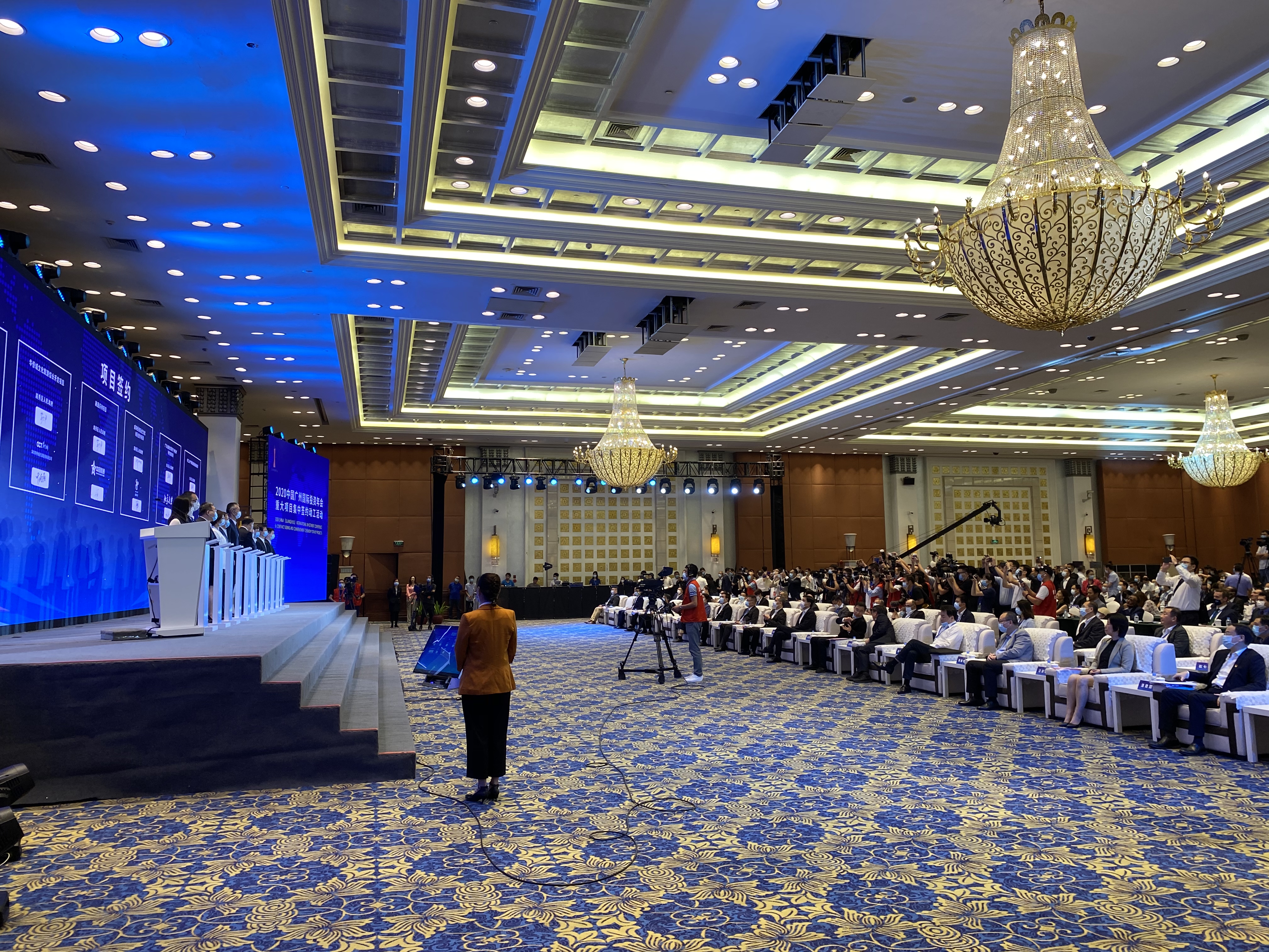 中国广州国际投资年会暨重大项目集中签约动工活动,平板多人签约