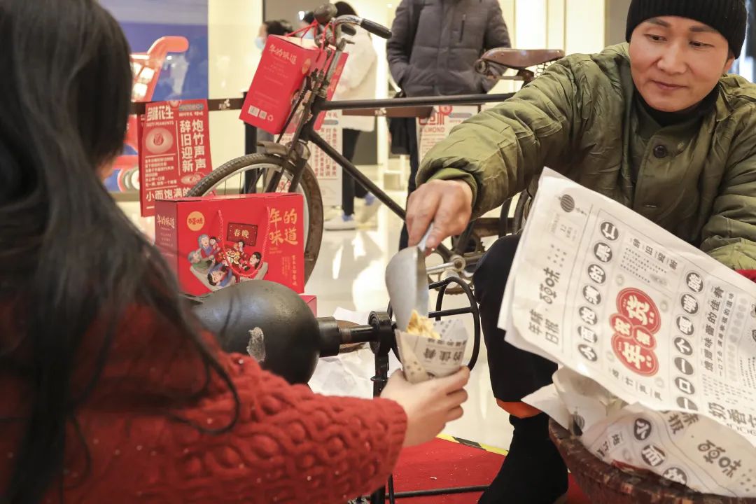 百草味“年货报刊亭”体验年味
