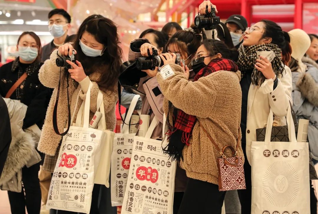 百草味“年货报刊亭”体验年味