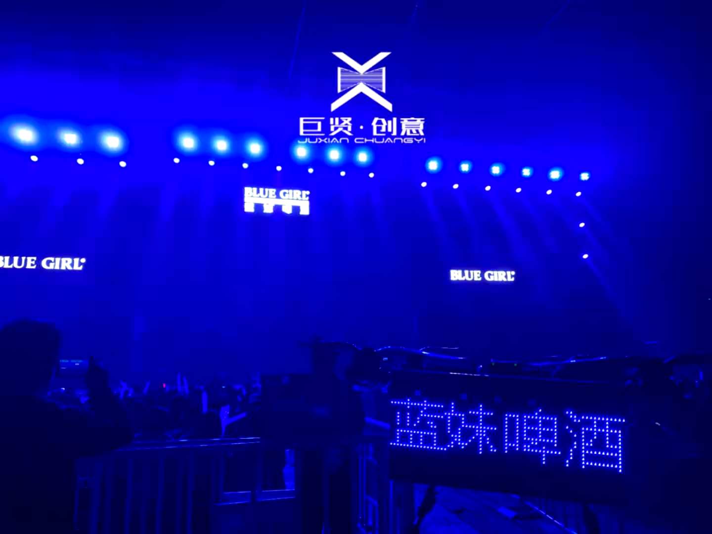 发光字无人机表演