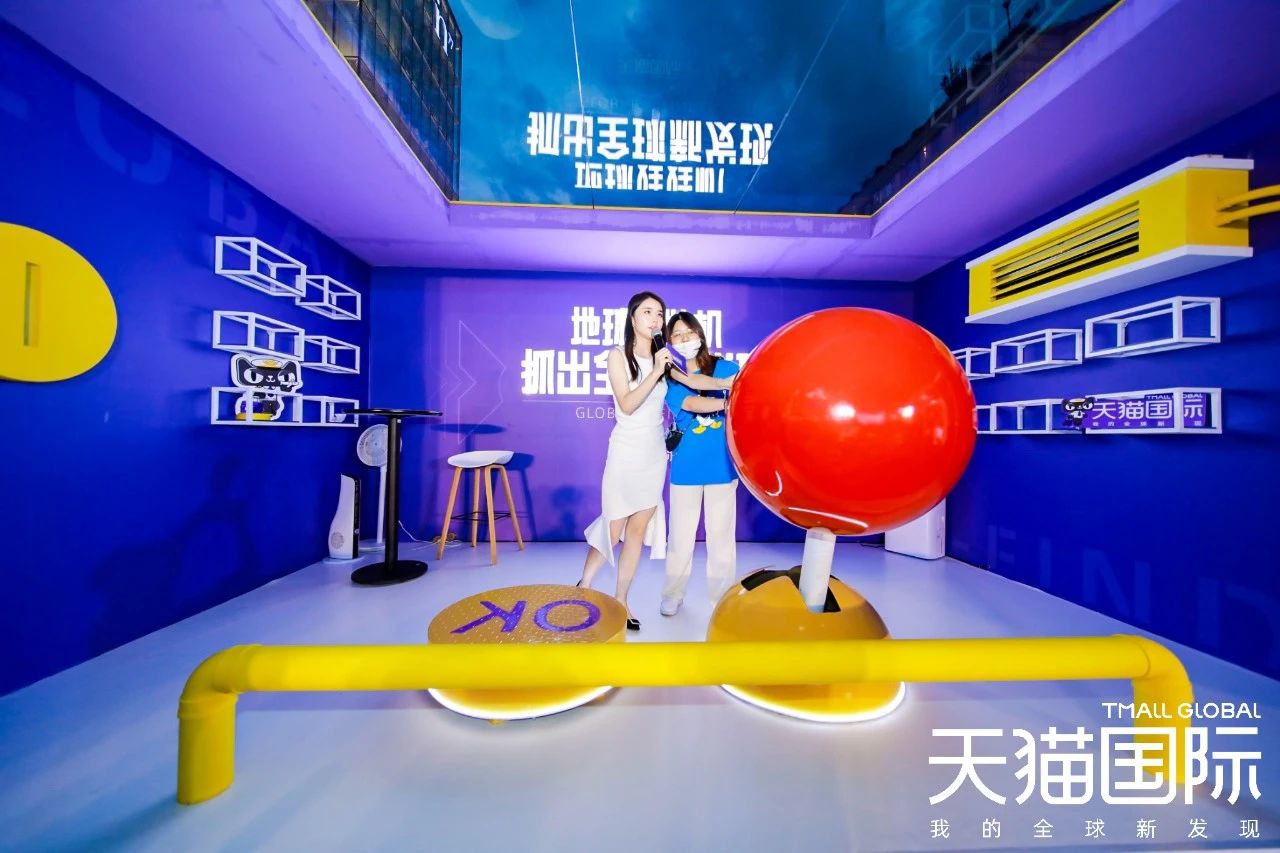  天猫“地球娃娃机”大型线下装置