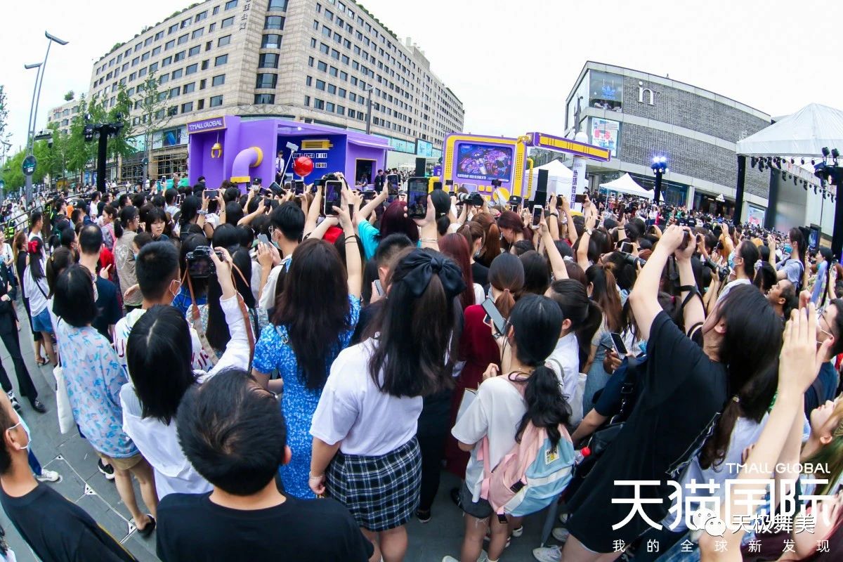  天猫“地球娃娃机”大型线下装置