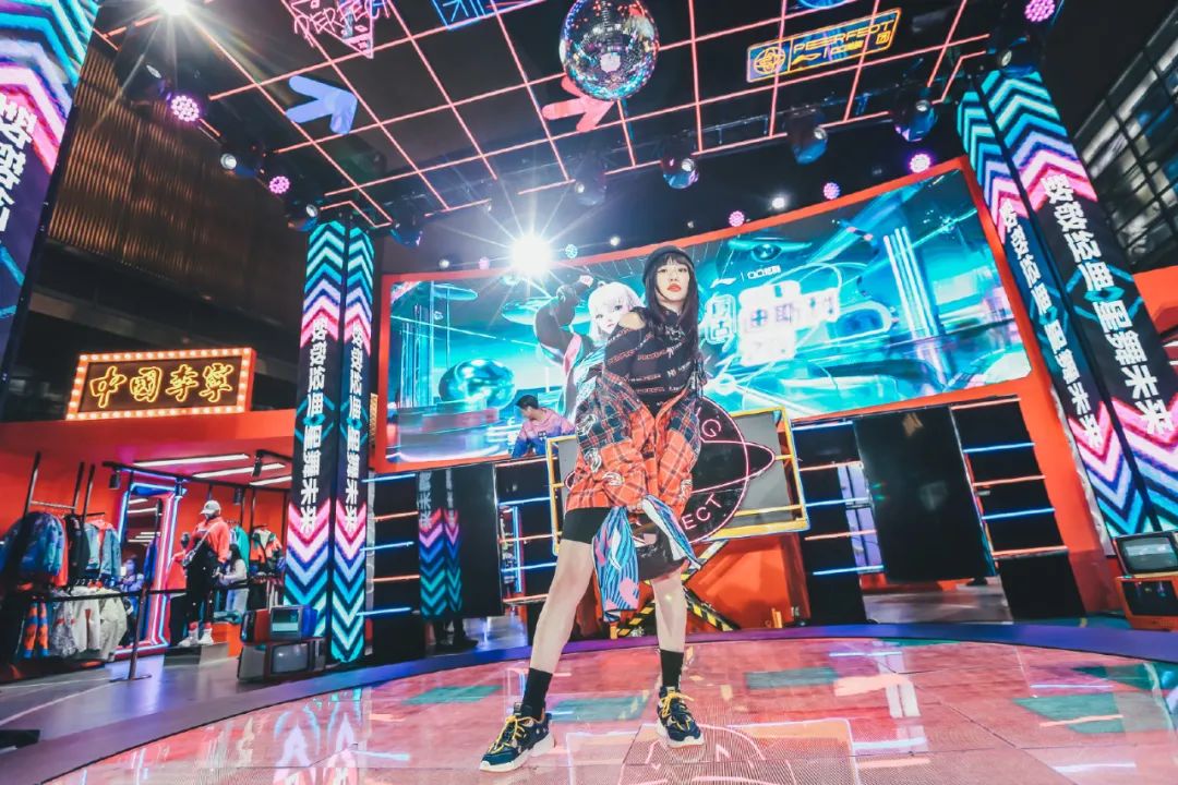 李宁“星浪潮复古DISCO之夜”
