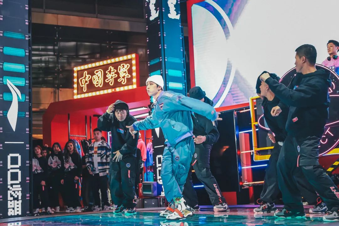 李宁“星浪潮复古DISCO之夜”