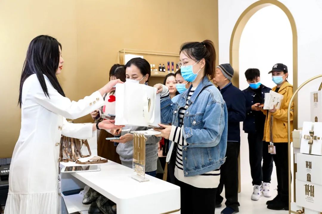 欧莱雅“美礼专送站”快闪店