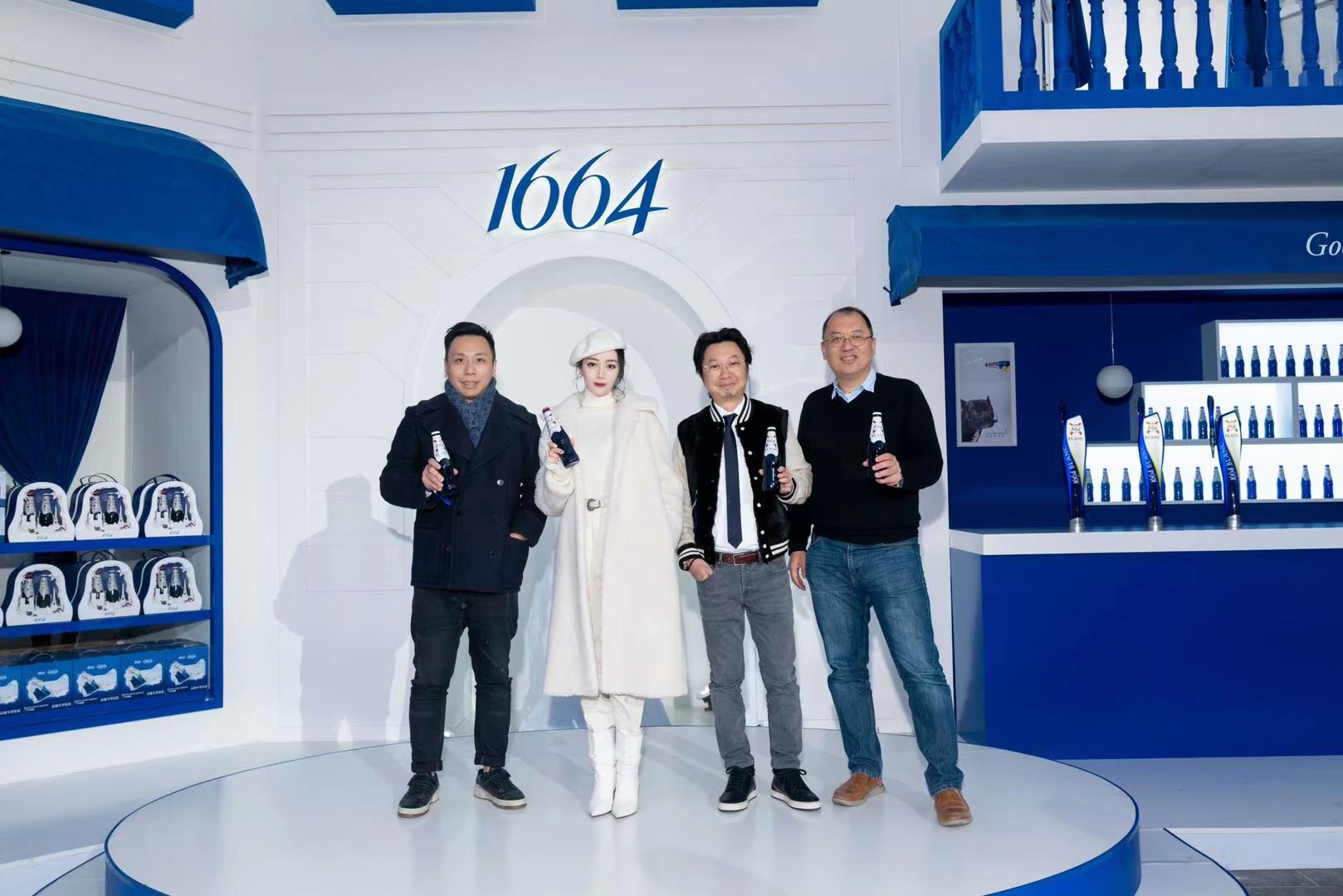1664与迪丽热巴一起体验“纸上巴黎”
