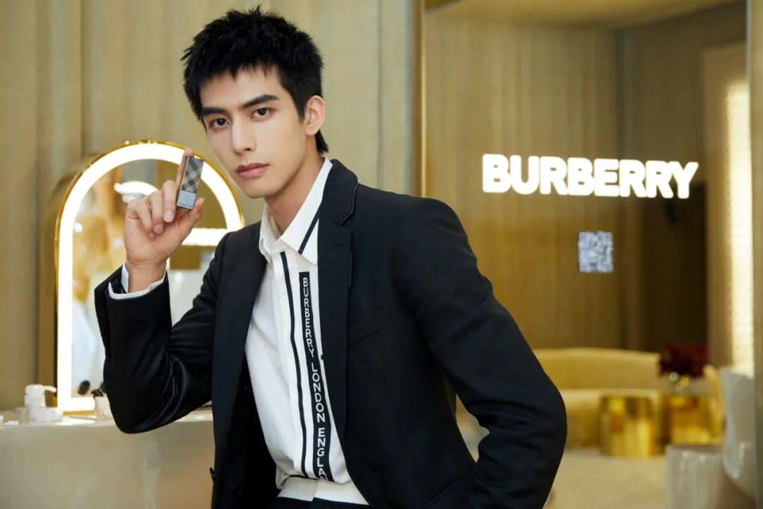 Burberry×天猫Club全新美妆空间