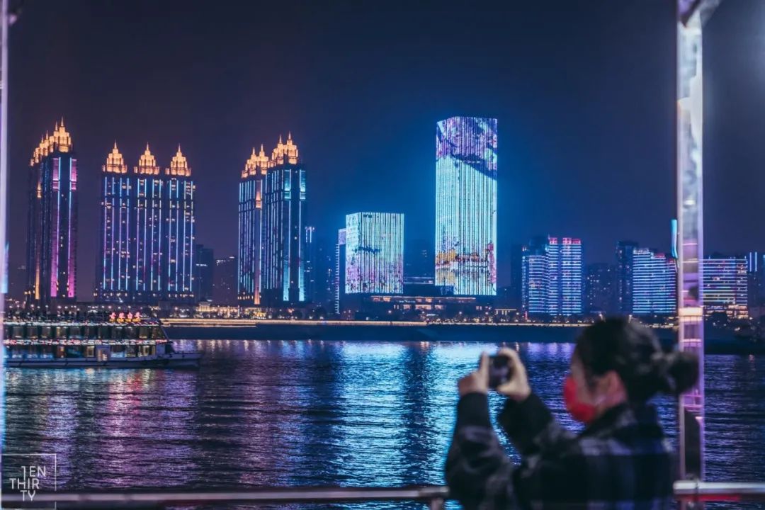 武汉樱花主题灯光秀·最美英雄城