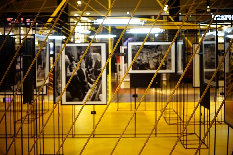 画展悬挂在钢筋迷宫中