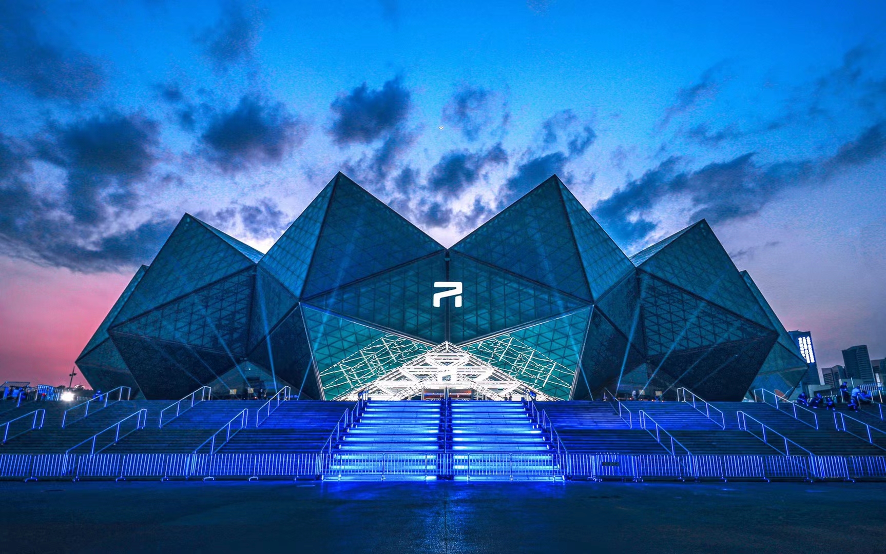 一场全城瞩目沉浸式发布 R—TECH 汽车品牌共创者大会