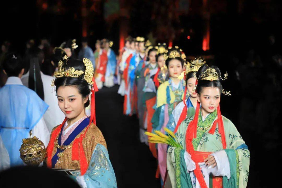 华服之秀 ,今年最in国风大秀，分分钟让你上头！