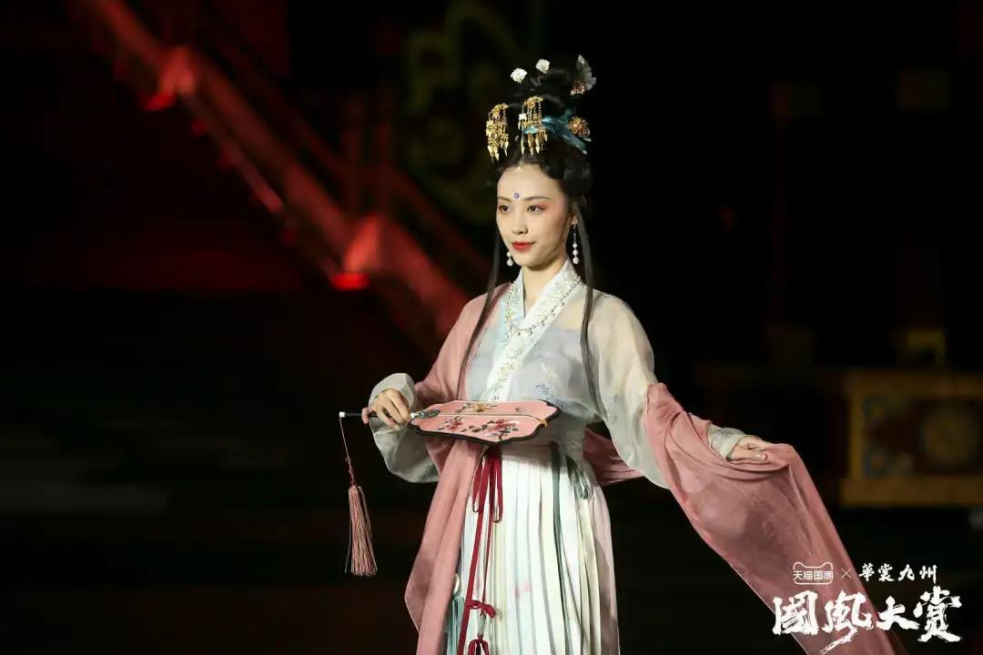 华服之秀 ,今年最in国风大秀，分分钟让你上头！