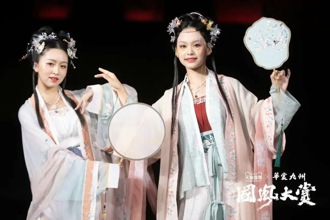 华服之秀 ,今年最in国风大秀，分分钟让你上头！