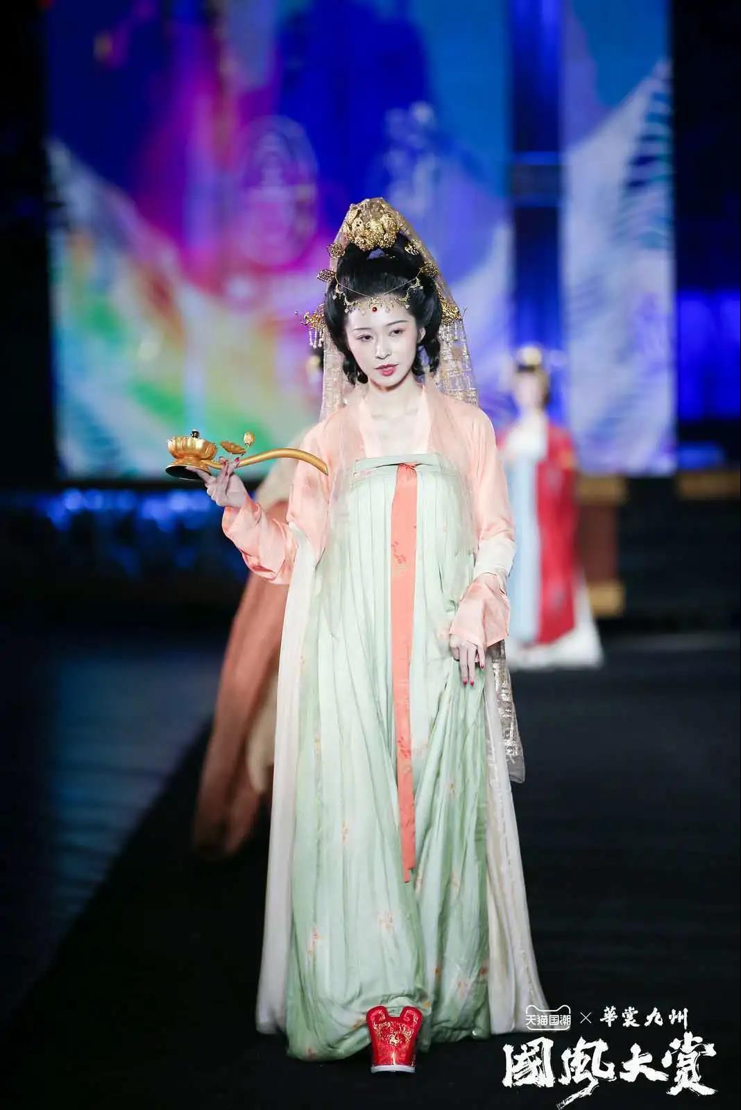 华服之秀 ,今年最in国风大秀，分分钟让你上头！
