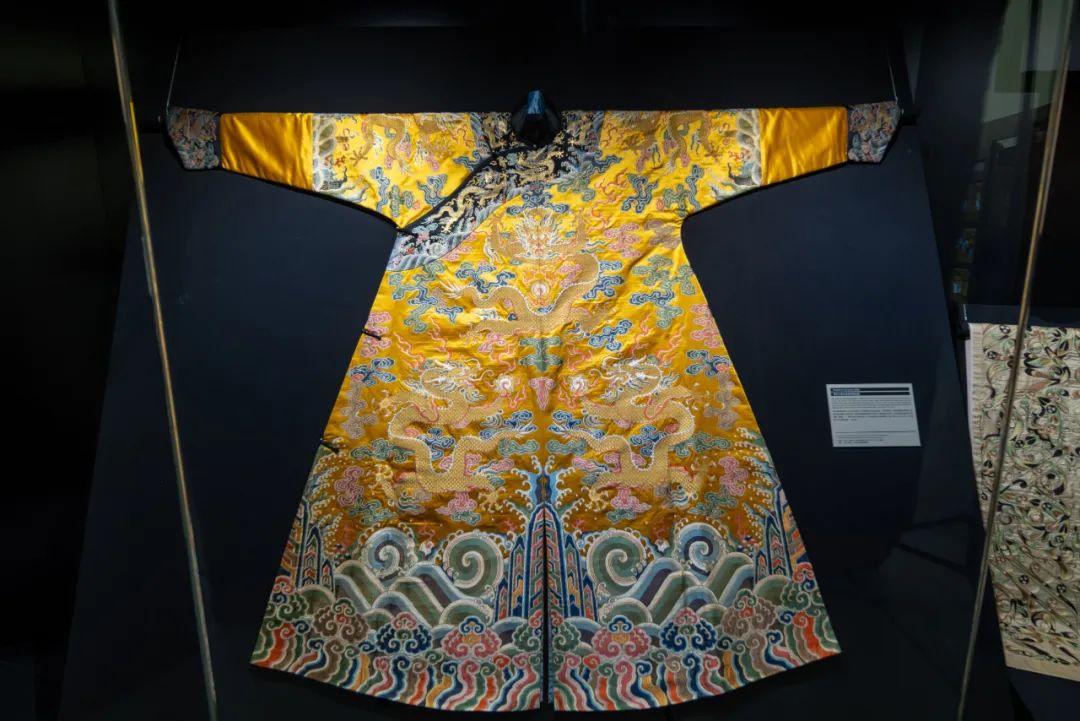 《源于自然的时尚》&《衣从万物：中国今昔时尚》年度大展