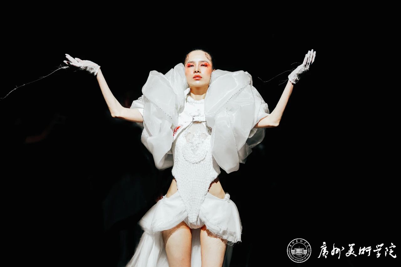 广美新媒体服装艺术展演《屏视世界：融合与聚变》