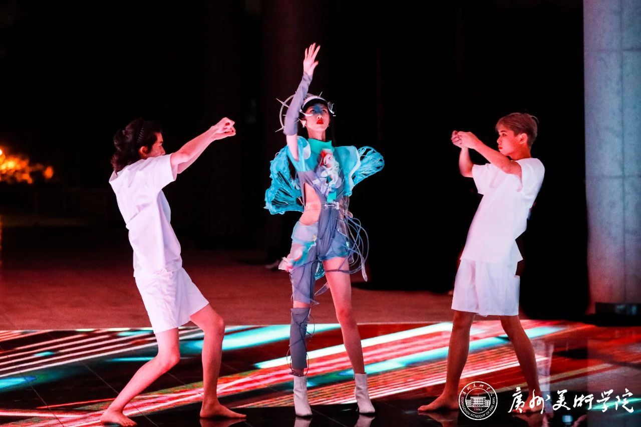 广美新媒体服装艺术展演《屏视世界：融合与聚变》