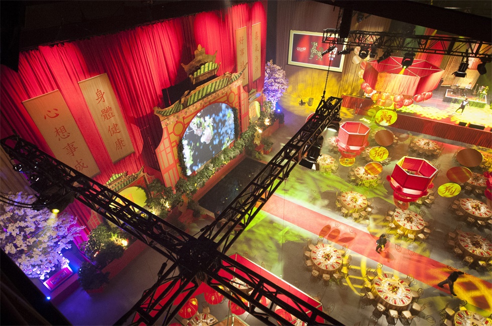 传统颜色布幔的氛围营造