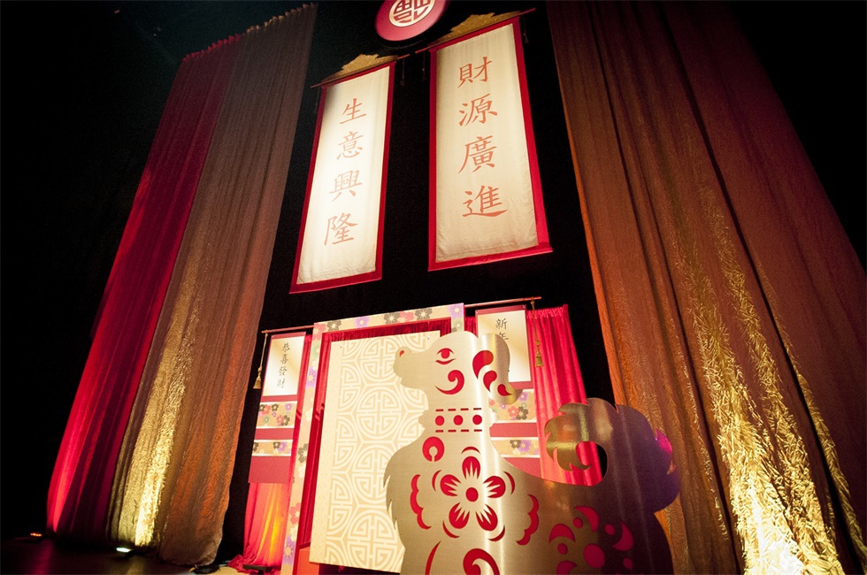 传统颜色布幔的氛围营造